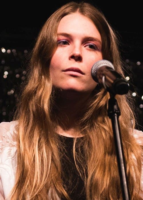 Maggie Rogers performing at Syndicate Lounge in January 2017