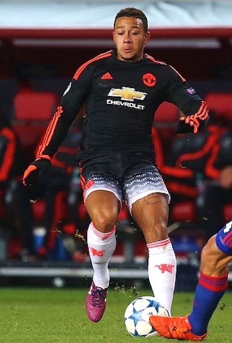 Memphis Depay in action during a football game in October 2015