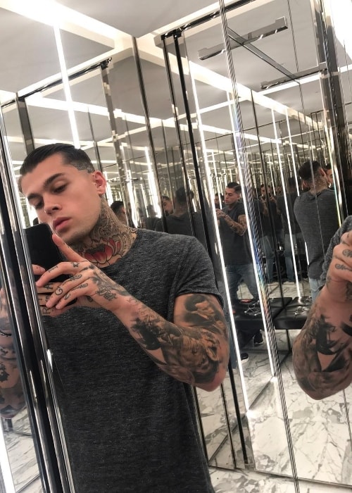 Stephen James in a mirror selfie in December 2017