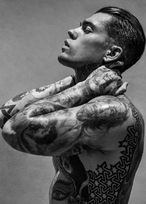 Stephen James showing his stunning tattoos in a picture in October 2018
