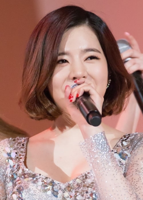 Sunny performing at the Style Icon Asia Award in March 2016