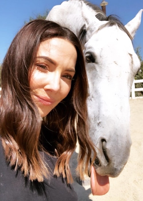 Whitney Cummings in a selfie with the horse named 'King' in October 2018