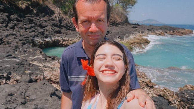 Cassandra Lee in a selfie with her dad in October 2018
