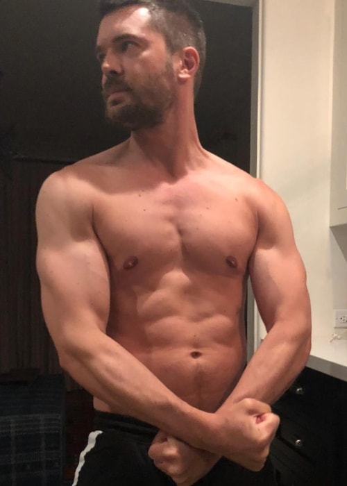 Charlie Weber showing his toned physique in a shirtless picture in July 2018