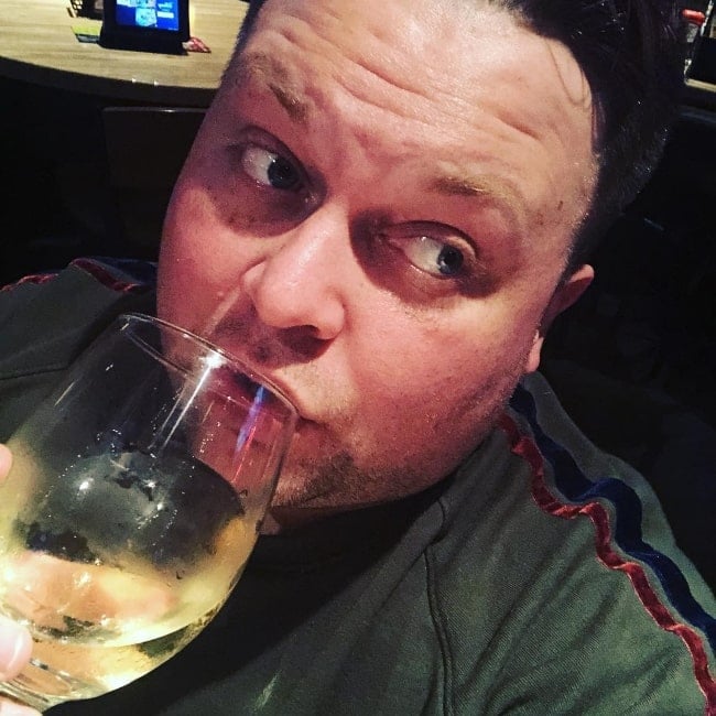 Ginger Minj drinking white wine at Applebee's Grill & Bar in November 2018