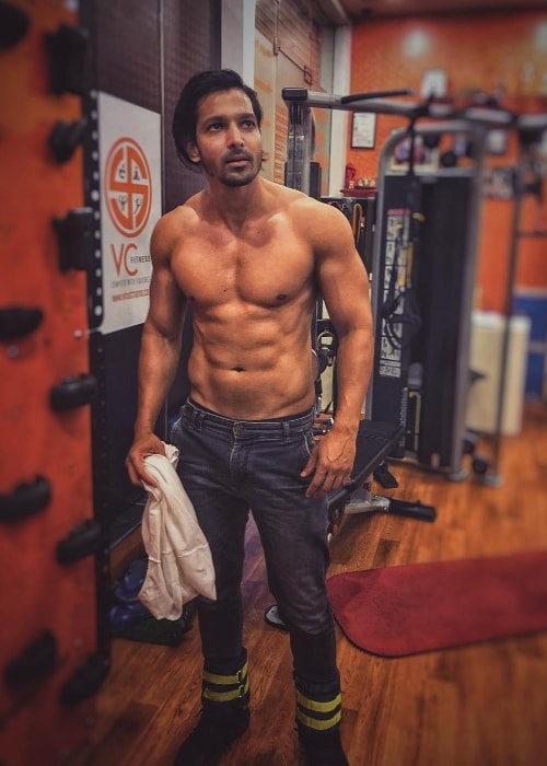 Harshvardhan Rane showing his well-toned body in April 2018