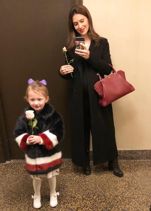 Hilaria Baldwin in a mirror selfie with her daughter in March 2018