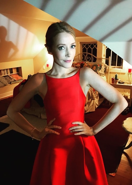 Jennifer Finnigan in a beautiful red dress in November 2016