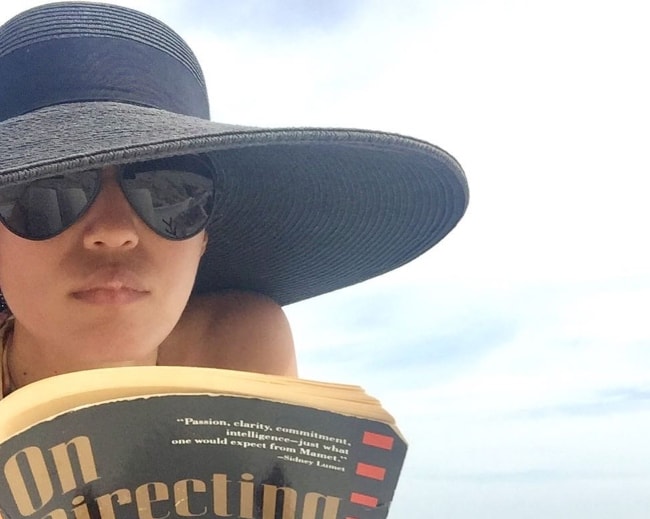 Jihae in a selfie while reading by the beach in July 2018