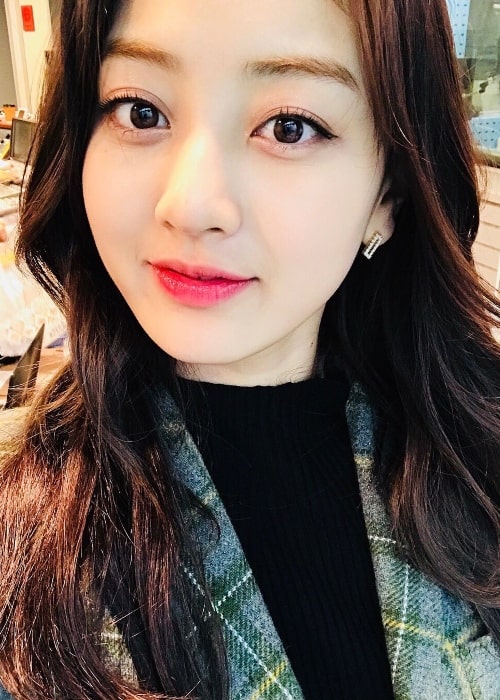 Jihyo in a selfie