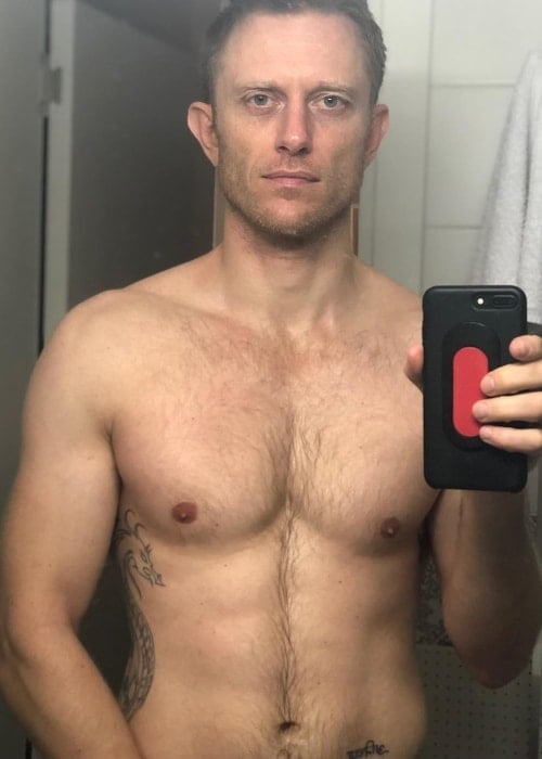 Neil Jackson in a shirtless mirror selfie in November 2018