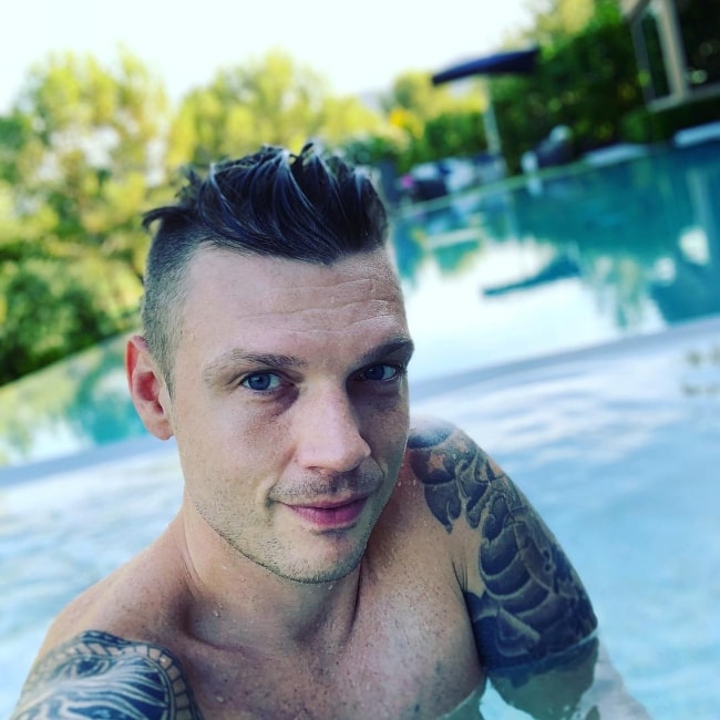 Nick Carter in een shirtloze zwembad selfie in oktober 2018