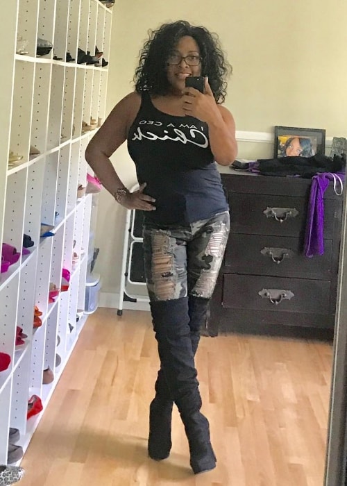 Sherri Shepherd in a mirror selfie in December 2018