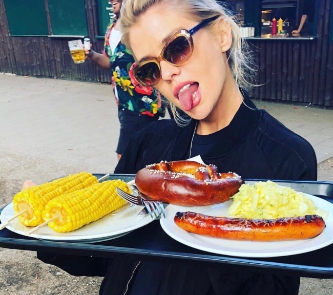 Stella Maxwell posing with her meal in September 2018