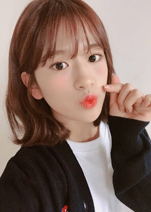 Ahn Yu-jin taking a selfie in December 2018