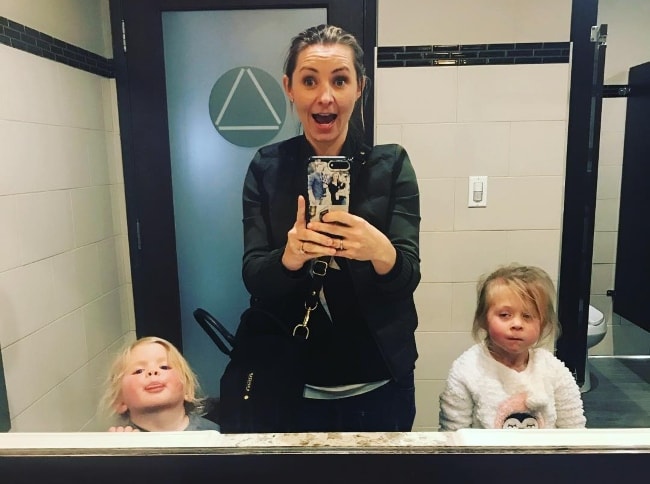 Beverley Mitchell in a bathroom selfie with her kids in January 2019