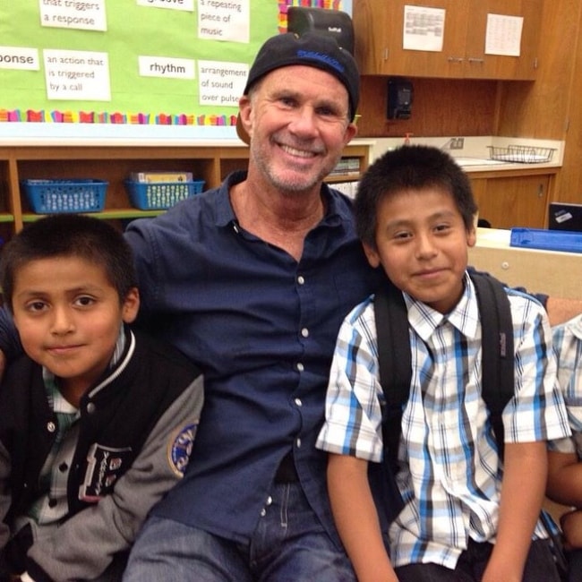 Chad Smith como visto enquanto pendurado com os alunos em Maria Chapa Academia, em Monterey, em novembro de 2014