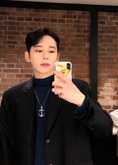 Chaejin in a mirror selfie in December 2018