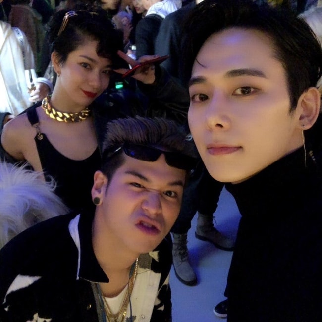 Chaejin taking a selfie with fellow musicians in November 2018