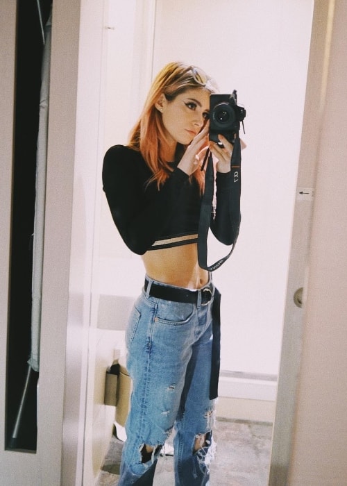 Chrissy Costanza in a mirror selfie in September 2018