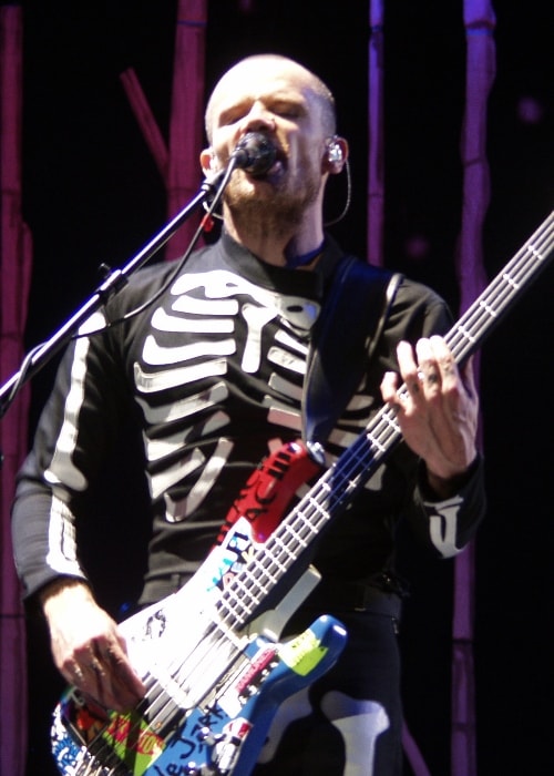 Flea performing in August 2003