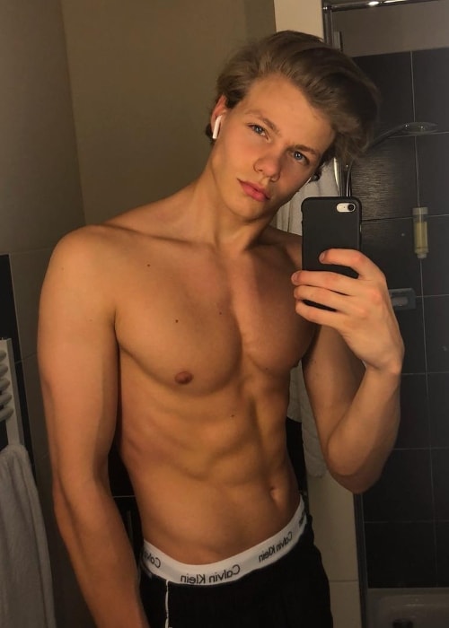 Florian Maček in a shirtless mirror selfie in October 2018