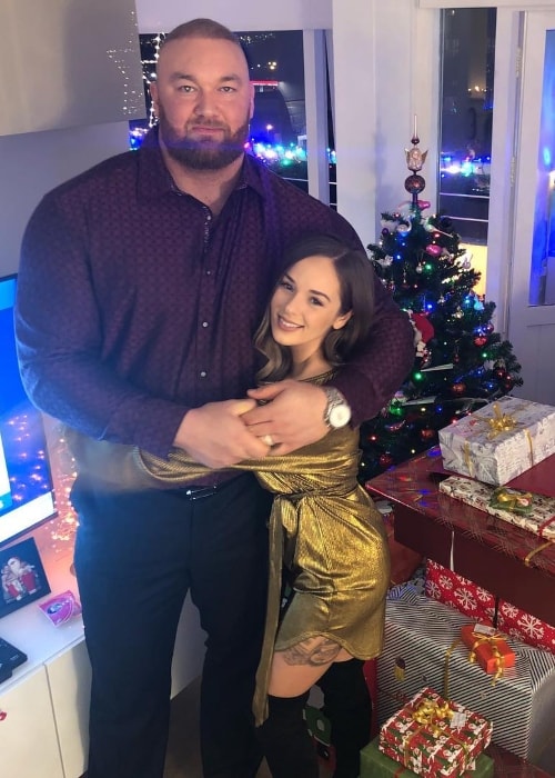 Hafþór Júlíus Björnsson in a Christmas picture with Kelsey Henson in December 2018