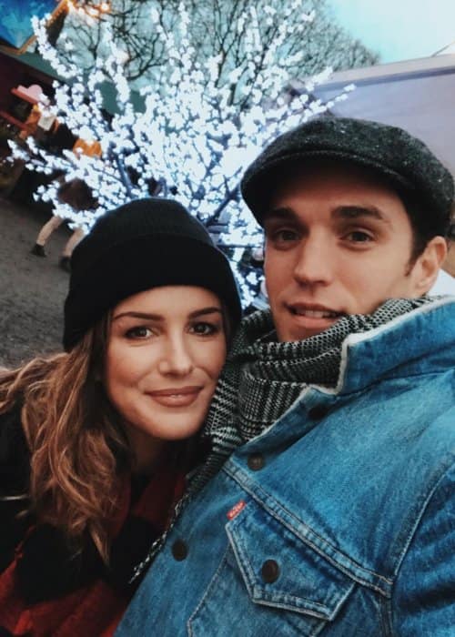 Josh Beech and Shenae Grimes in a selfie in December 2017