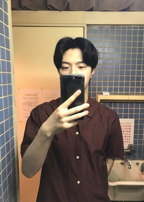 JunQ in a mirror selfie in July 2017