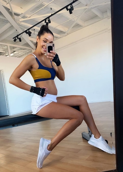 Kayla Itsines in a mirror selfie in Janaury 2019