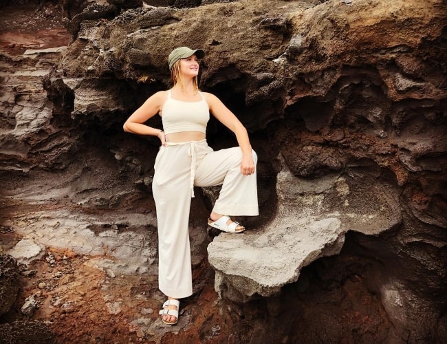 Kaylee DeFer posing in Hawaii in February 2018