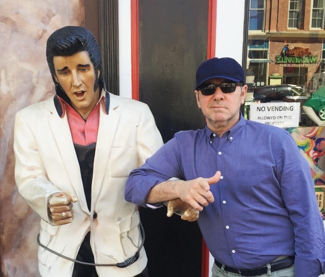 Kevin Spacey poserar med en Elvis Presley-staty i april 2016