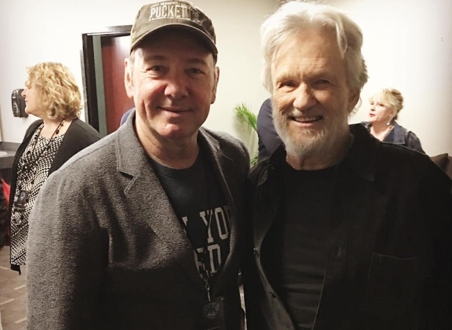 Kevin Spacey med Kris Kristofferson (till höger) på Bridgestone Arena i mars 2016