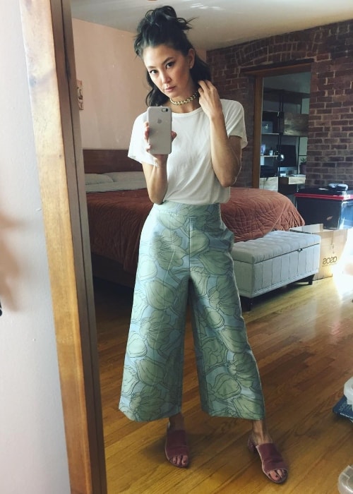 Kimiko Glenn in a mirror selfie in September 2017