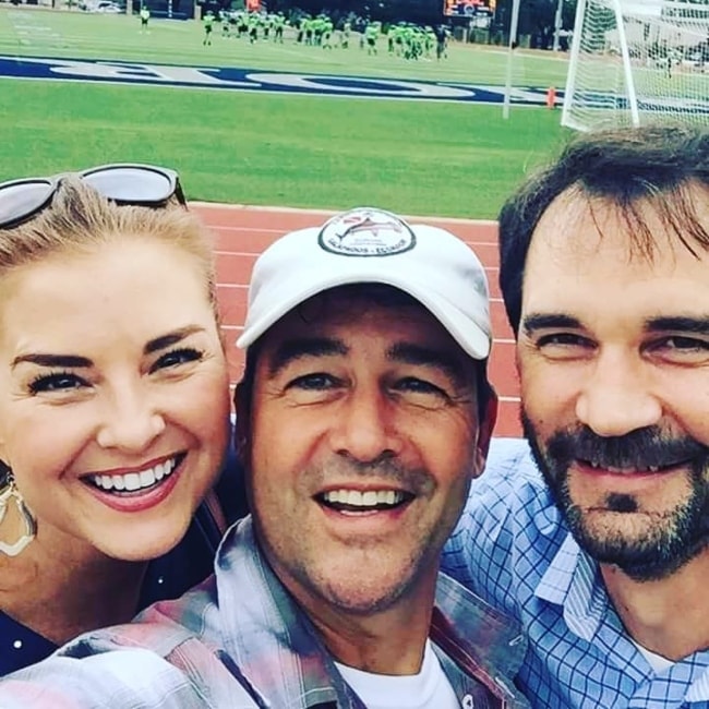 Kyle Chandler taking a selfie