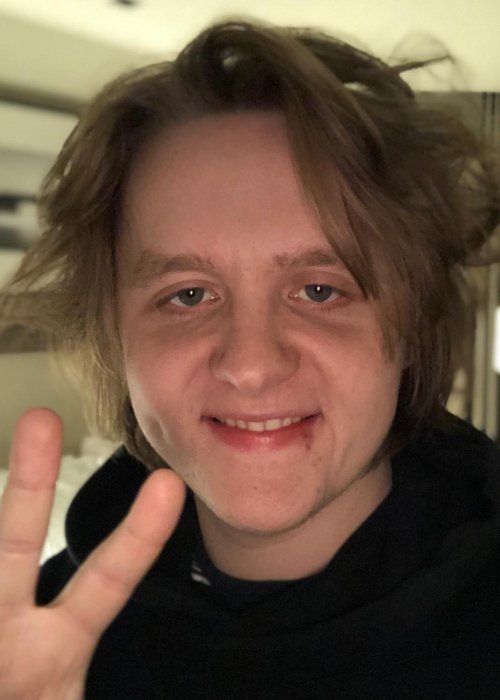 Lewis Capaldi Height, Weight, Age, Body Statistics - Healthy Celeb