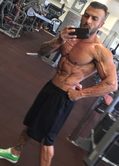 Moodi Dennaoui in a shirtless mirror selfie showing his ripped physique