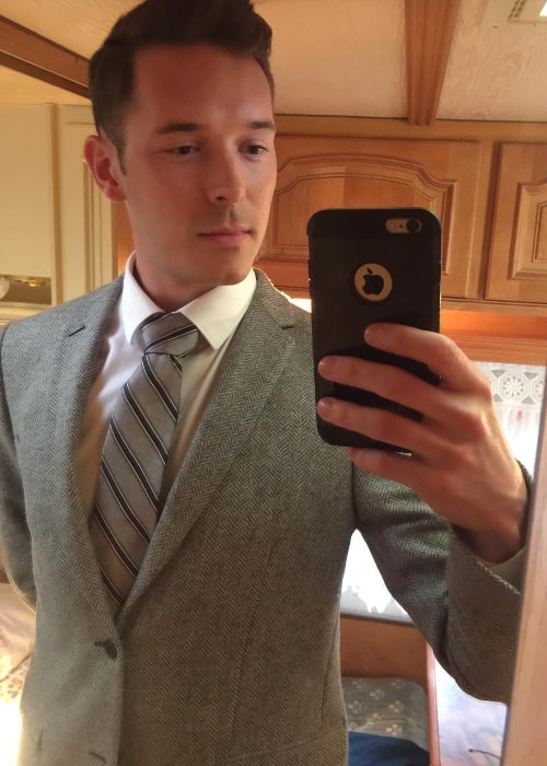 Sam Palladio in a mirror selfie in November 2018