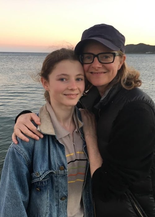 Thomasin McKenzie with her mother