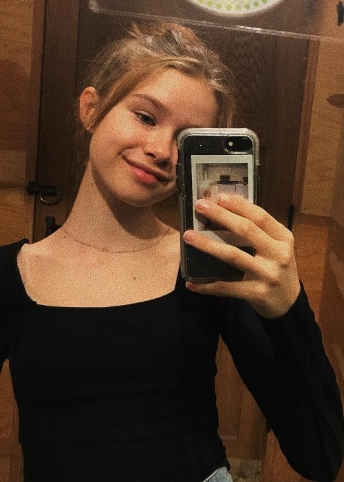 Trinity Rose Likins in a mirror selfie in November 2018