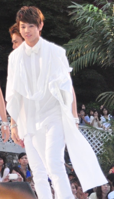 Yang Yo-seob in an all-white attire