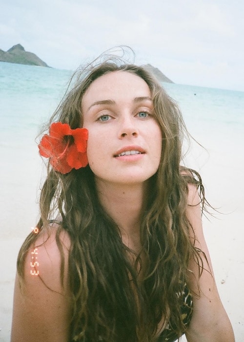 Zella Day in a selfie in Honolulu, Hawaii in August 2018