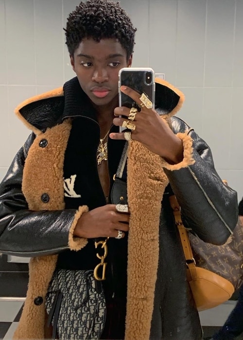 Alton Mason in a mirror selfie at Paris Aéroport - Charles de Gaulle (CDG) in January 2019