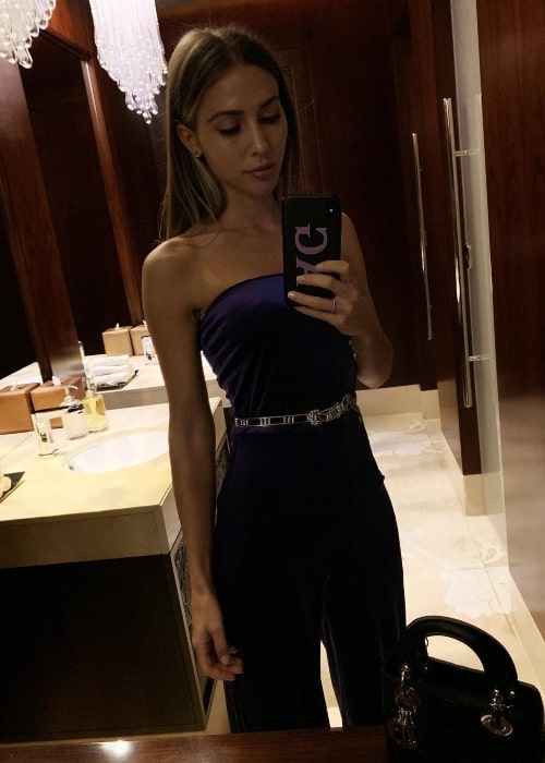 Ann-Kathrin Götze in a mirror selfie in Dubai - The Palm in December 2018