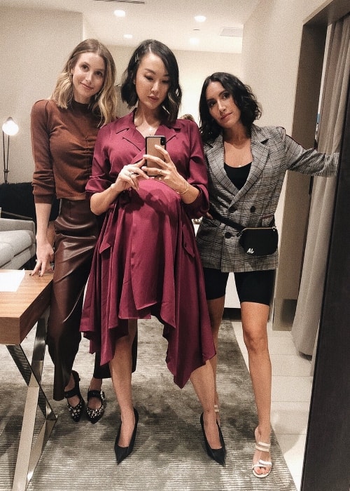 Chriselle Lim macht ein Spiegel-Selfie mit Whitney Port (links) und Jen Atkin (rechts) in Nordstrom Century City im September 2018