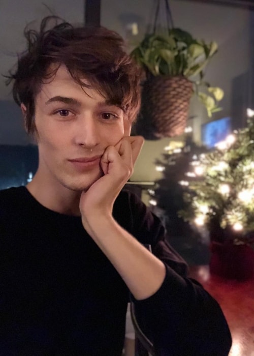 Dylan Fender in a Holiday-selfie in Bushwick in December 2017