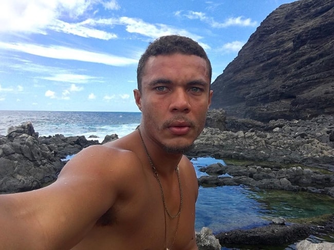 Ismael Cruz Córdova taking a shirtless selfie with a stunning backdrop in Hawaii in September 2016
