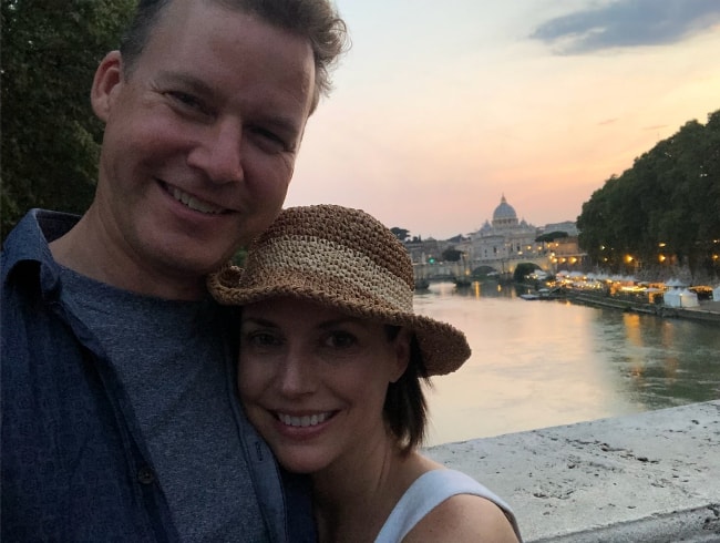    Julie Ann Emery med vänlig, Man Kevin Earley 