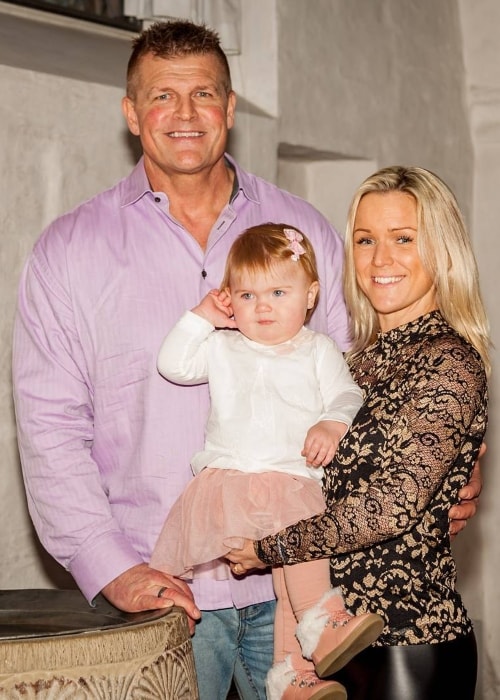 Kim Kold posing with his family