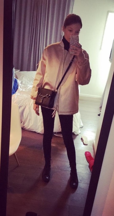 Roos Abels in a mirror selfie in February 2017